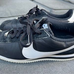 Used in good condition NIKE
CORTEZ BASIC NYLON
Men – Black/White